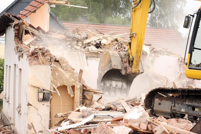 Abbruch Haus mit Bagger